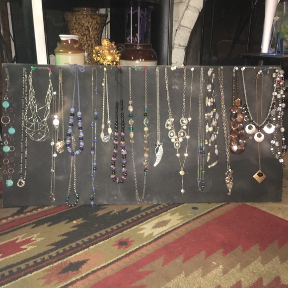 Over a hundred vintage and designer necklaces. - Picture 5 of 8